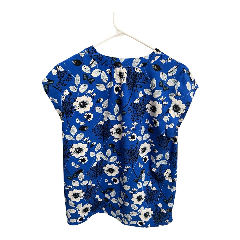 Women’s V-neck short sleeve blouse with a blue floral print - Picture 3 of 4